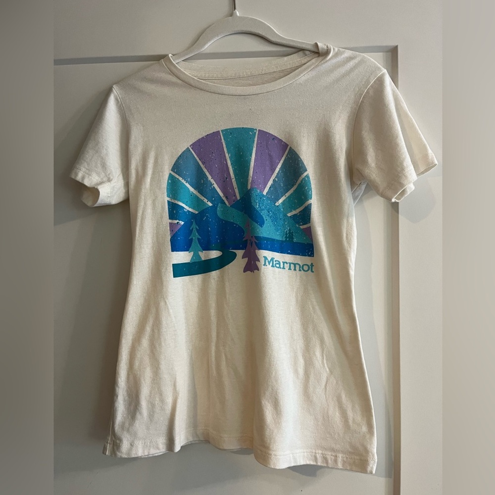 Women’s Marmot Cream Tshirt with Mountain Print (Size Small)